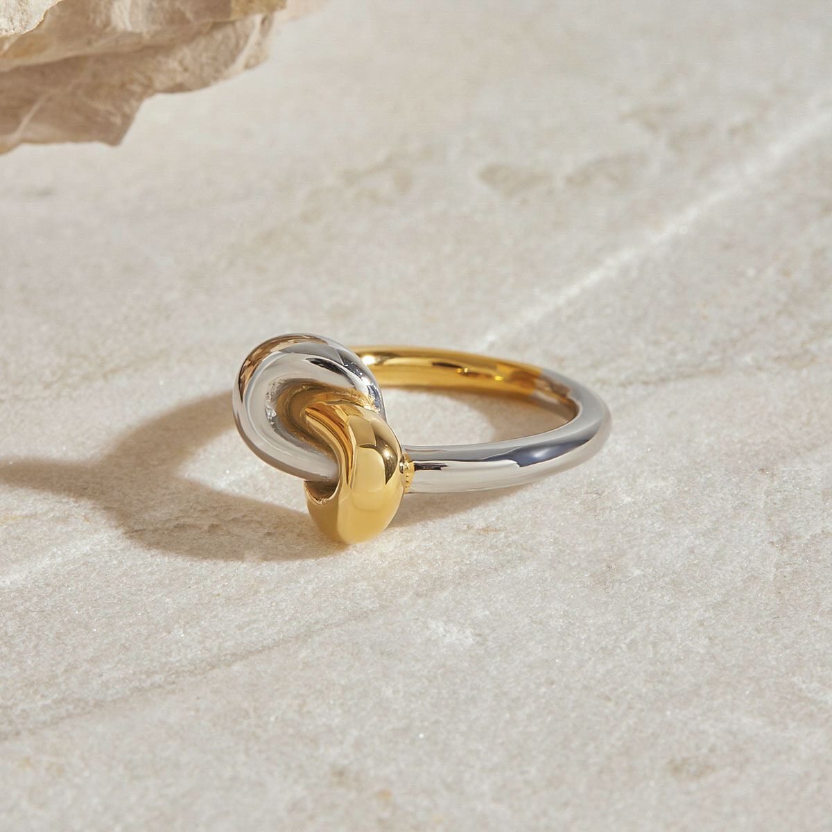 Anillos minimalistas sencillos de acero inoxidable, resistentes al agua y de colores combinados. h5 Imagen6