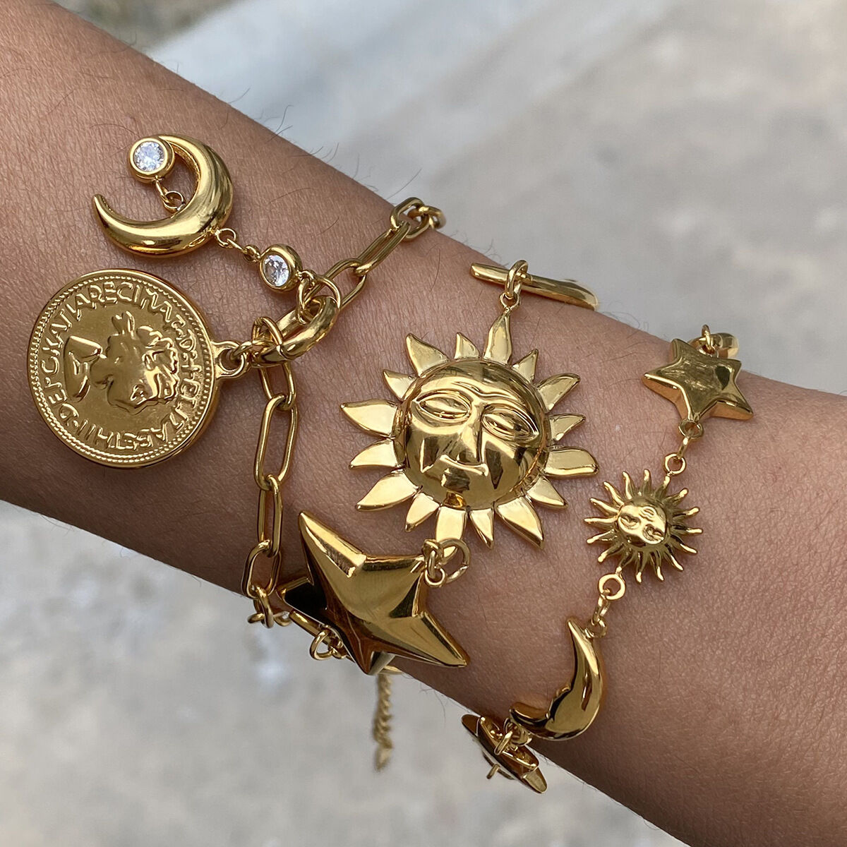 Braccialetti con ciondoli da donna retrò in acciaio inossidabile impermeabile color oro con sole/luna