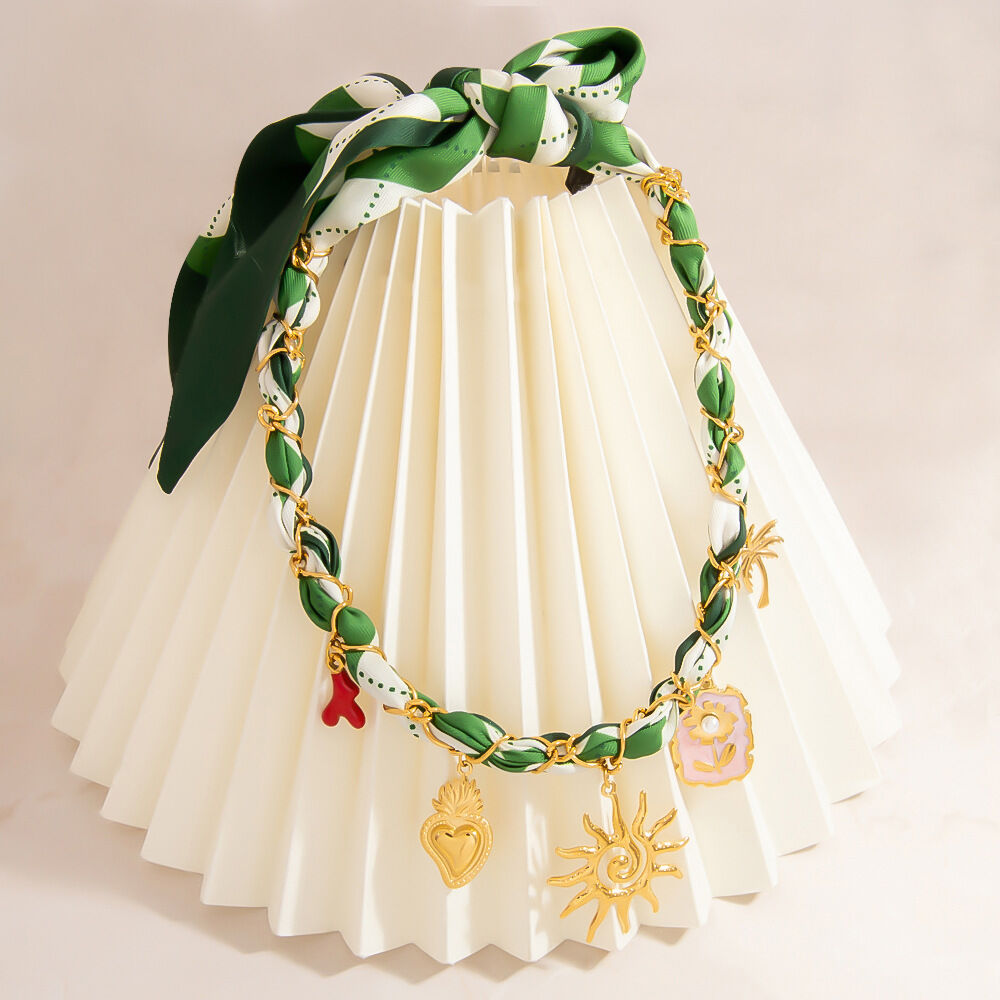 Moderne waterdichte roestvrijstalen kettingen met gouden hanger 2