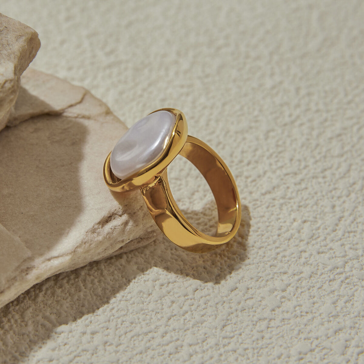 Elegantes anillos llamativos de acero inoxidable, resistentes al agua y de color dorado. h5 Imagen3