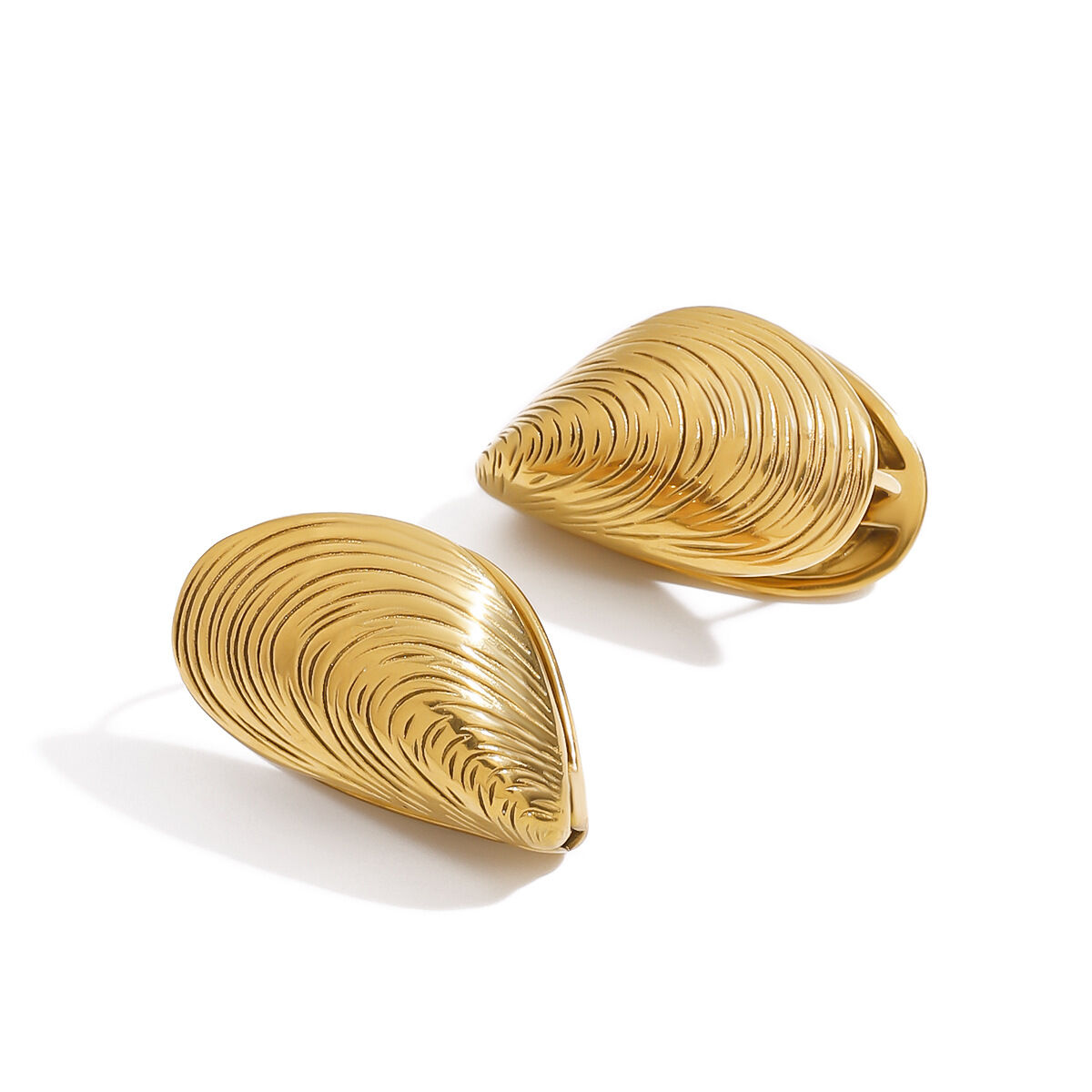 Orecchini a bottone color oro impermeabili in acciaio inossidabile a forma di conchiglia 