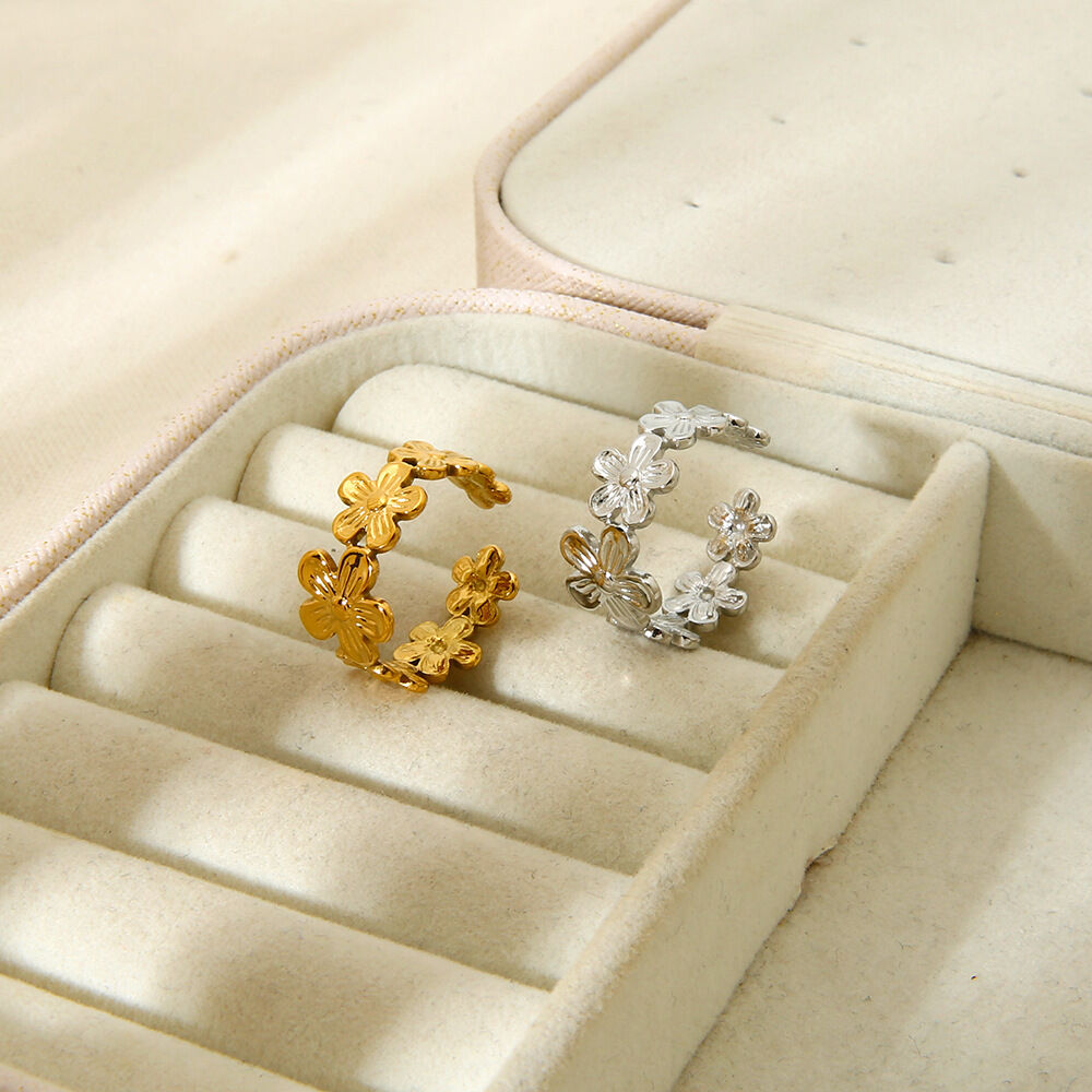 Anelli da donna impermeabili in acciaio inossidabile color oro a forma di fiore, leggeri e di lusso
