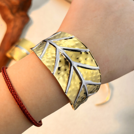 Braccialetti a polsino a forma di foglie impermeabili in acciaio inossidabile di colori misti