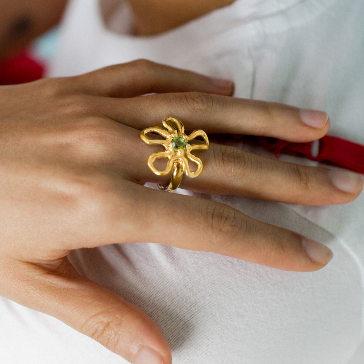 Anillos llamativos de acero inoxidable con diseño de flores dulces, resistentes al agua y color dorado. h5 Imagen3