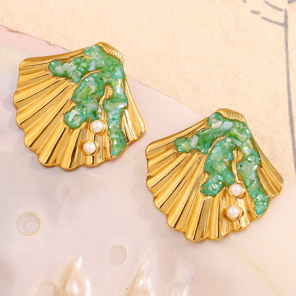 Orecchini da donna impermeabili in acciaio inossidabile color oro con conchiglia della collezione Ocean