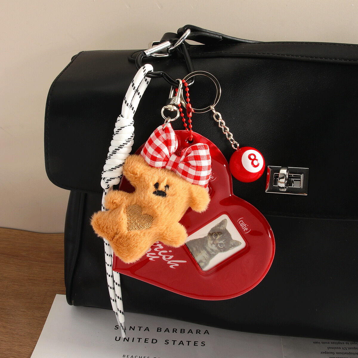 1 ciondolo a forma di orsetto di peluche con fiocco per borsa.