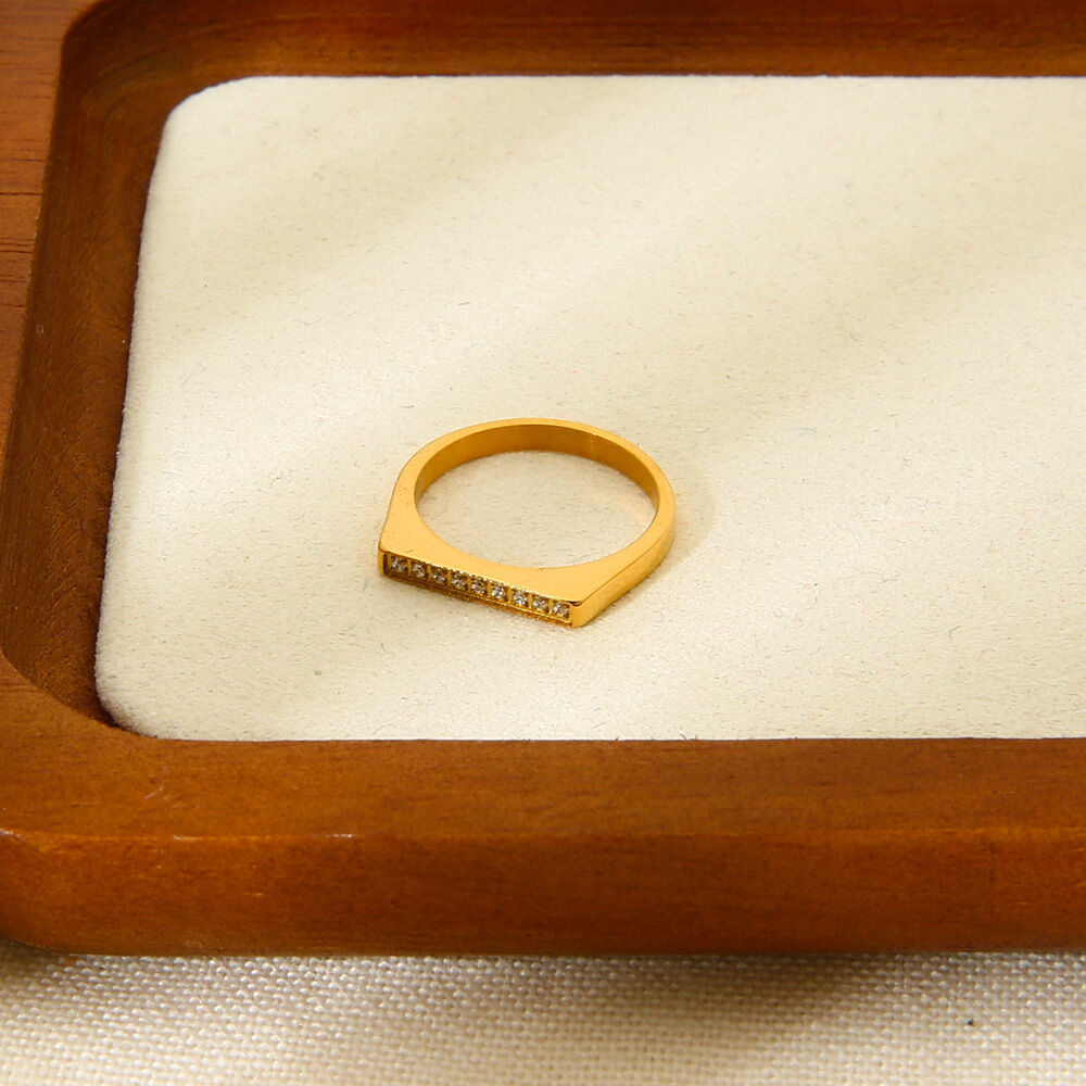 Schlichter, eleganter, wasserdichter Damenring aus goldfarbenem Edelstahl Bild4