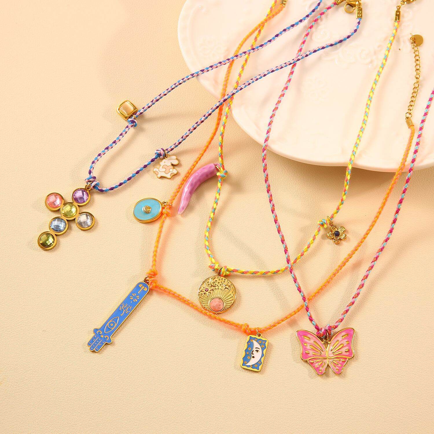 Collane con ciondolo da donna in corda di cotone con croce in acciaio inossidabile impermeabile color oro Immagine3