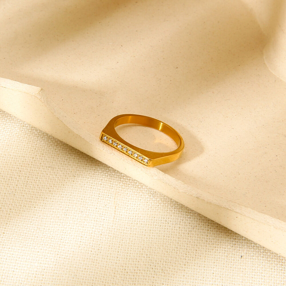 Eenvoudige, elegante, gouden, waterdichte damesring van roestvrij staal.