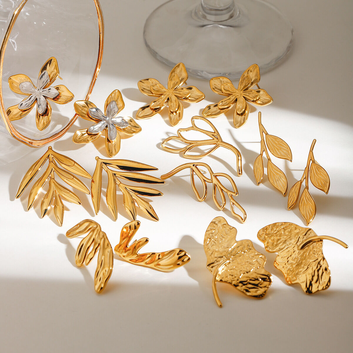 Orecchini a bottone da donna in acciaio inossidabile retrò, impermeabili, a forma di foglie, color oro 2