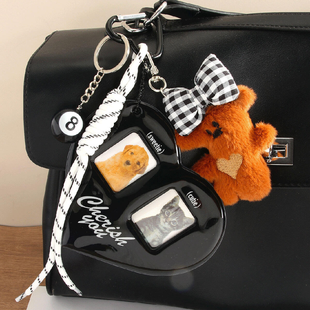 1 ciondolo a forma di orsetto di peluche con fiocco per borsa. 2