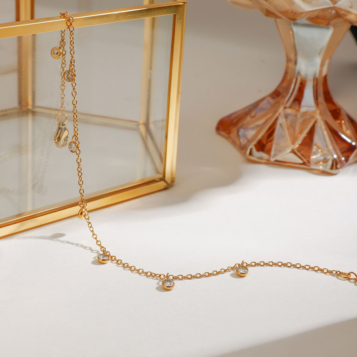 Cavigliere da donna in 1 pezzo, stile semplice, con catena in acciaio inossidabile color oro e zirconi 2