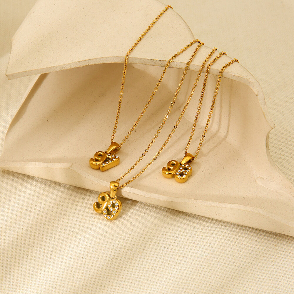 Gouden, roestvrijstalen, waterdichte hanger met cijfers aan een ketting. 2