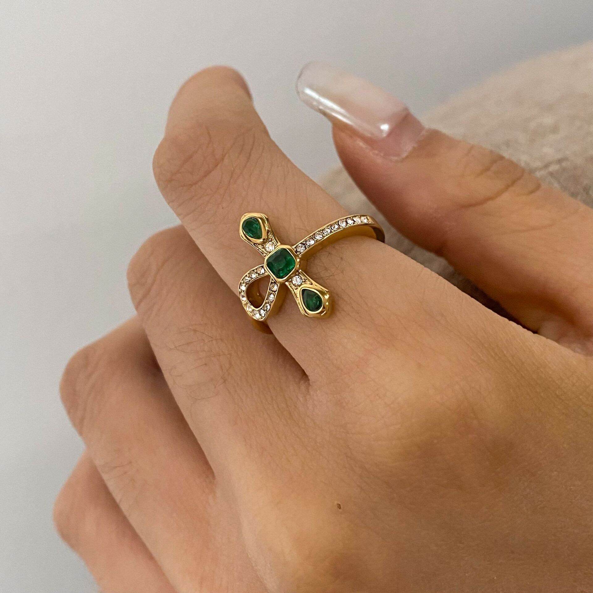 1 pezzo di anello singolo da donna in acciaio inossidabile con croce retrò, impermeabile, color oro h5 Immagine3