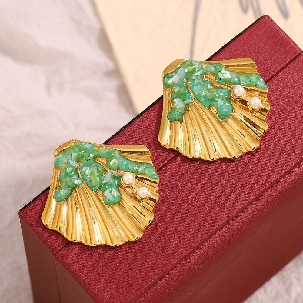 Orecchini da donna impermeabili in acciaio inossidabile color oro con conchiglia della collezione Ocean 2