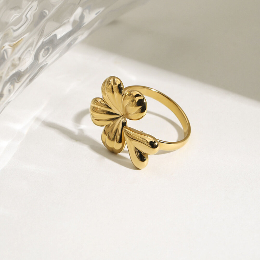 Retro statement ring met klavermotief, gemaakt van roestvrij staal, waterdicht en goudkleurig. h5Afbeelding4