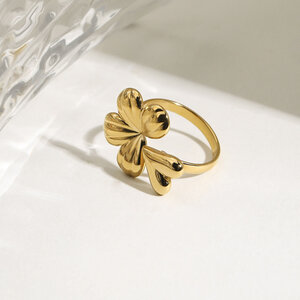 Retro statement ring met klavermotief, gemaakt van roestvrij staal, waterdicht en goudkleurig. h5 Afbeelding4
