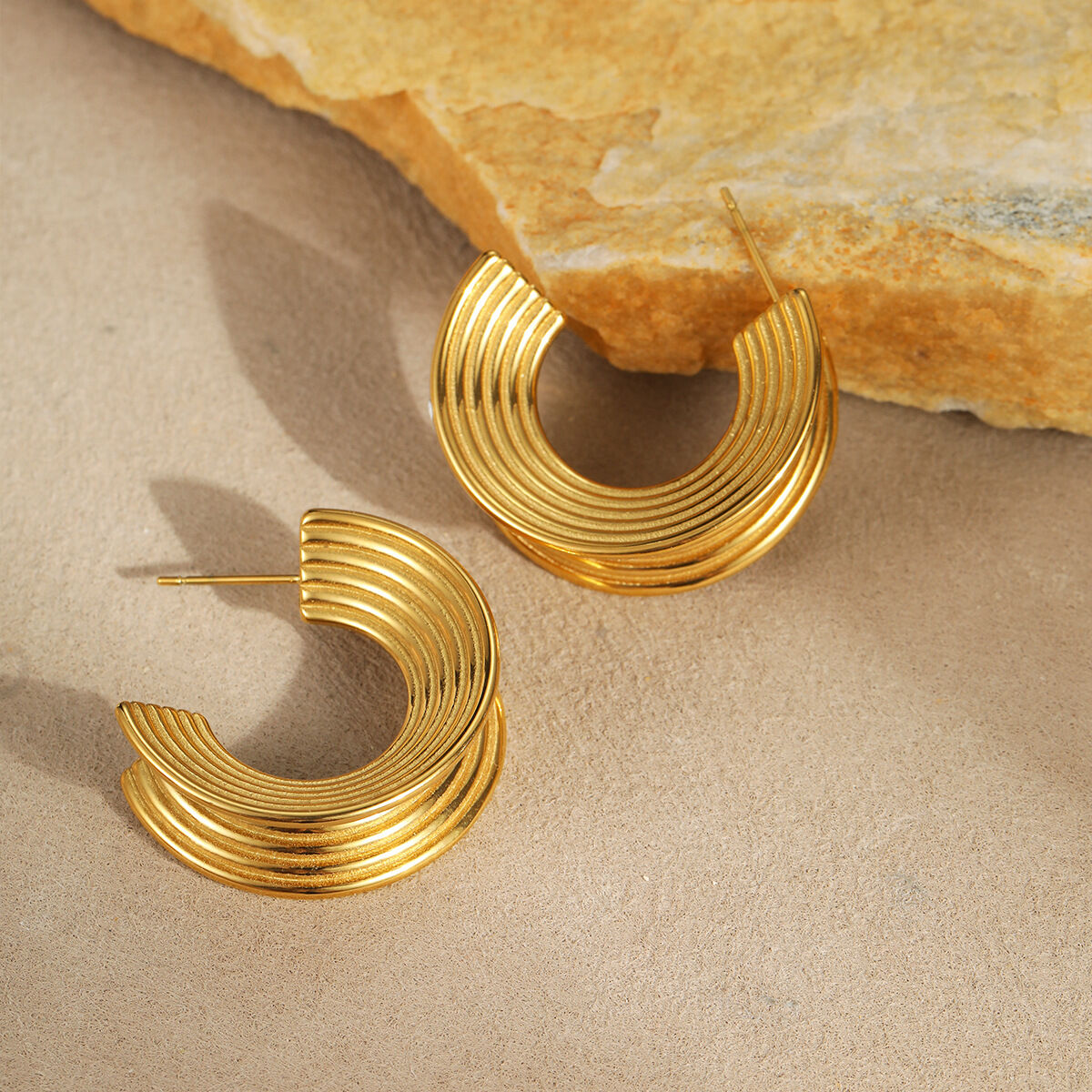 1 par de pendientes de aro de acero inoxidable resistentes al agua con diseño de tira diaria de serie simple para mujer h5 Imagen4