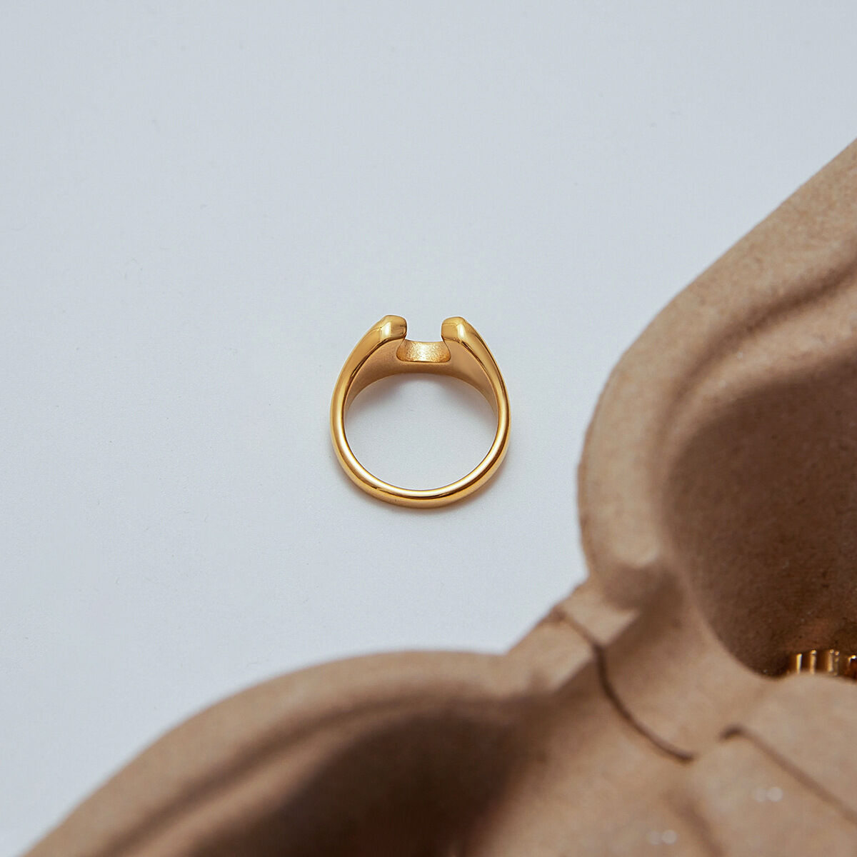 U-förmiger, wasserdichter, minimalistischer Edelstahlring in Goldfarbe Bild6
