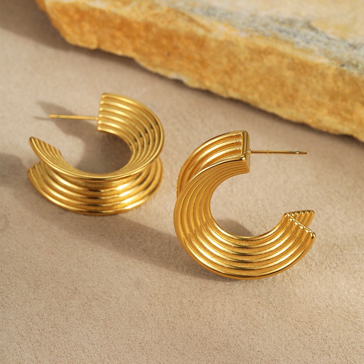1 par de pendientes de aro de acero inoxidable resistentes al agua con diseño de tira diaria de serie simple para mujer h5 Imagen3