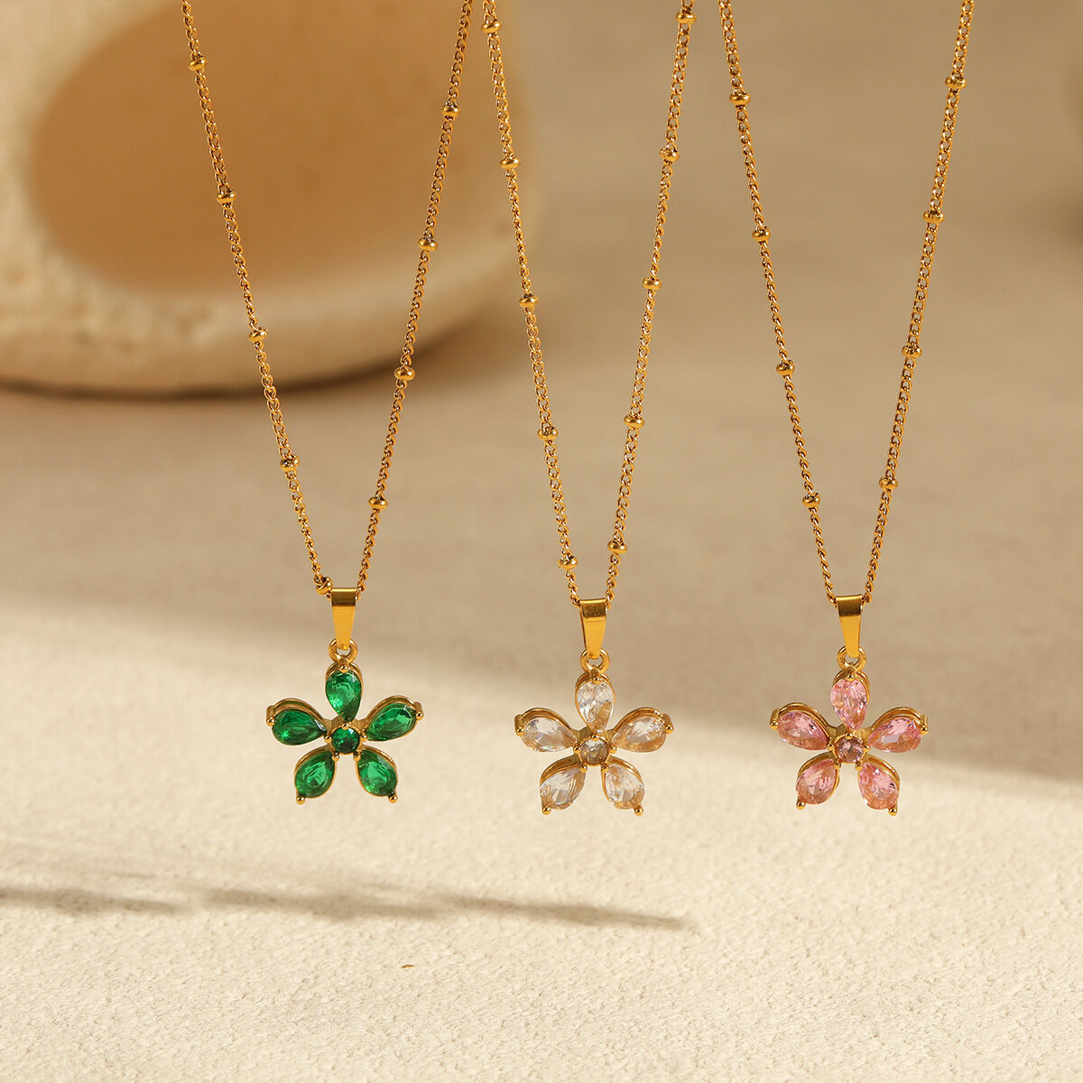 Collares colgantes de acero inoxidable resistentes al agua con diseño de flores elegantes de serie sencilla para mujer 2