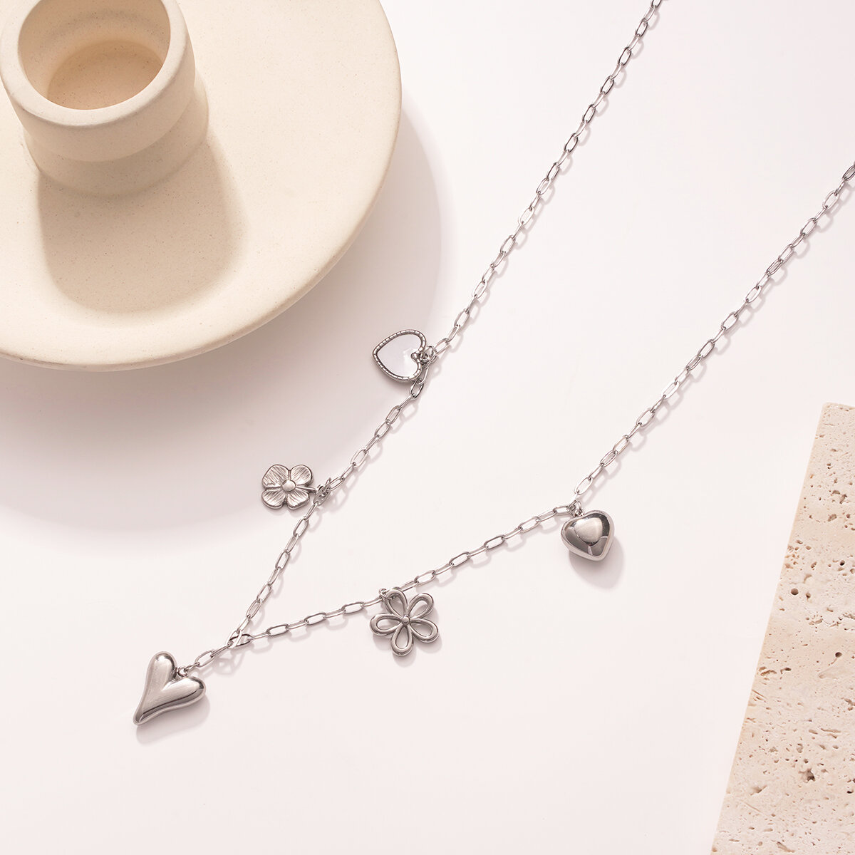 Collane con ciondolo da donna in acciaio inossidabile color oro impermeabile con cuore scintillante e fiore h5 Immagine6
