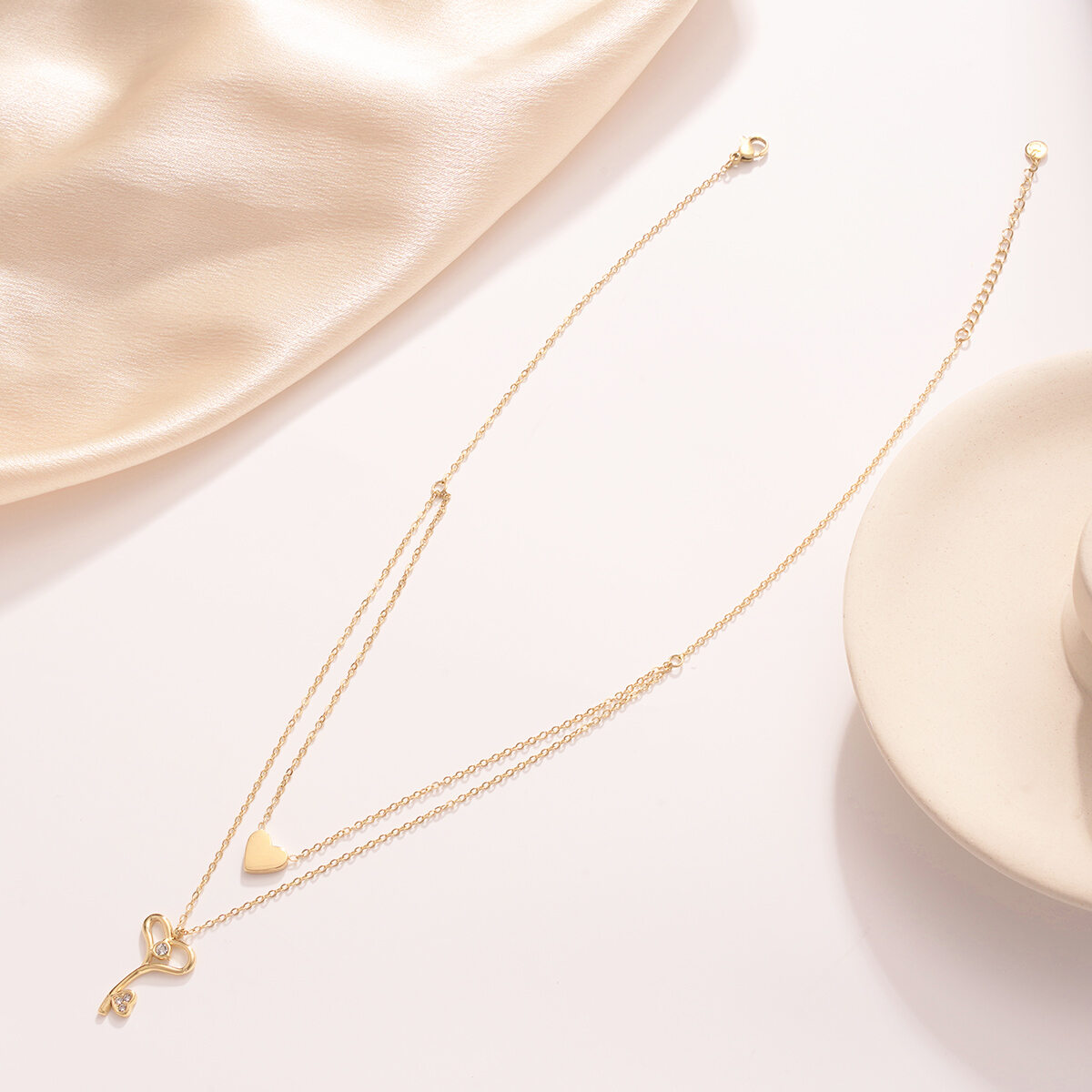 Splendide collane a strati da donna in acciaio inossidabile con chiave a forma di cuore, impermeabili, color oro h5 Immagine4