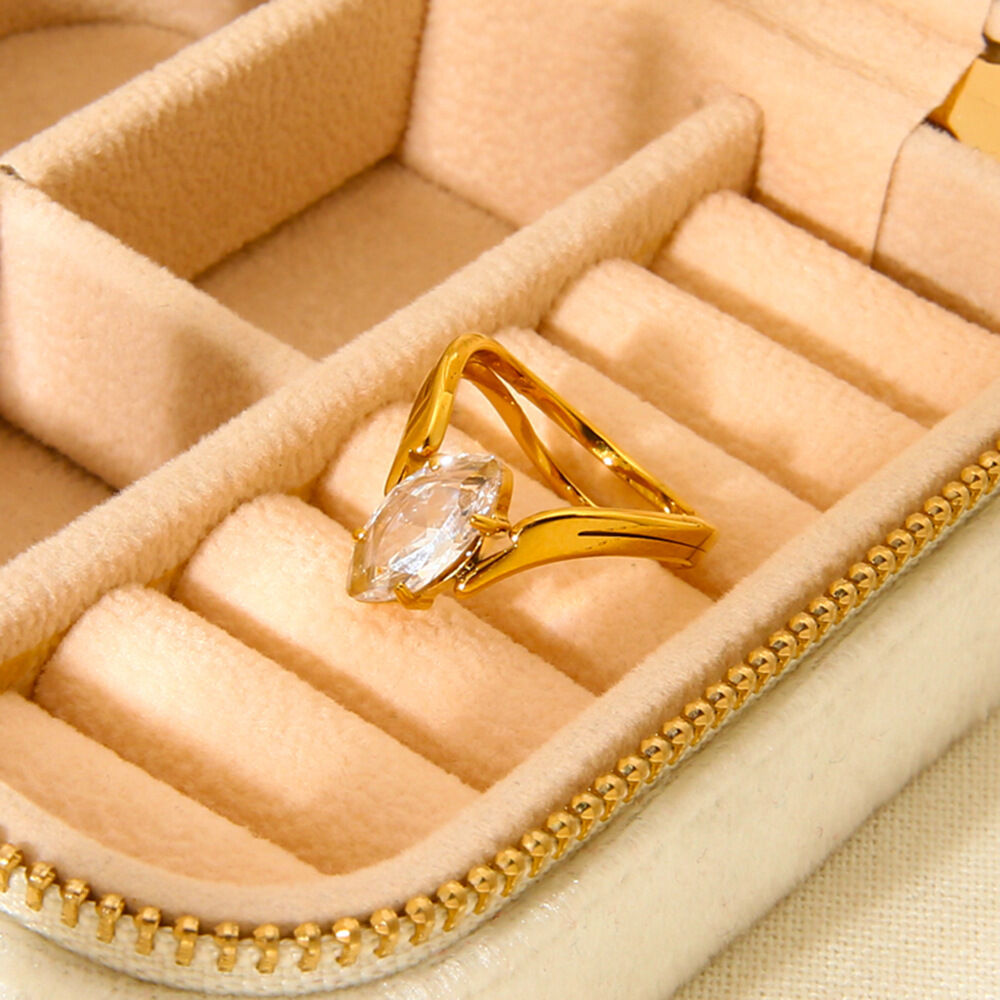 1 par de anillos de circonita de color dorado resistentes al agua de acero inoxidable con diseño elegante de ojo romántico. Imagen3