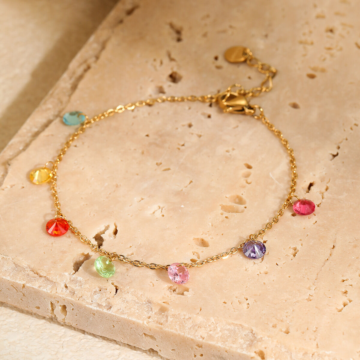 1 par de pulseras de cadena de acero inoxidable, resistentes al agua y color dorado, para mujer, de la serie simple y dulce. Imagen2