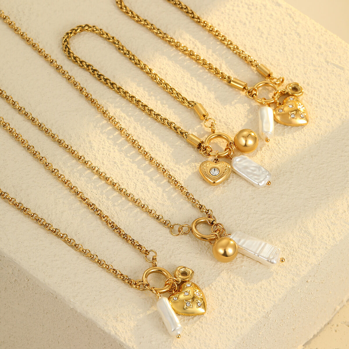 Romantische Retro-Herz-Halskette für Damen aus goldfarbenem, wasserdichtem Edelstahl 2