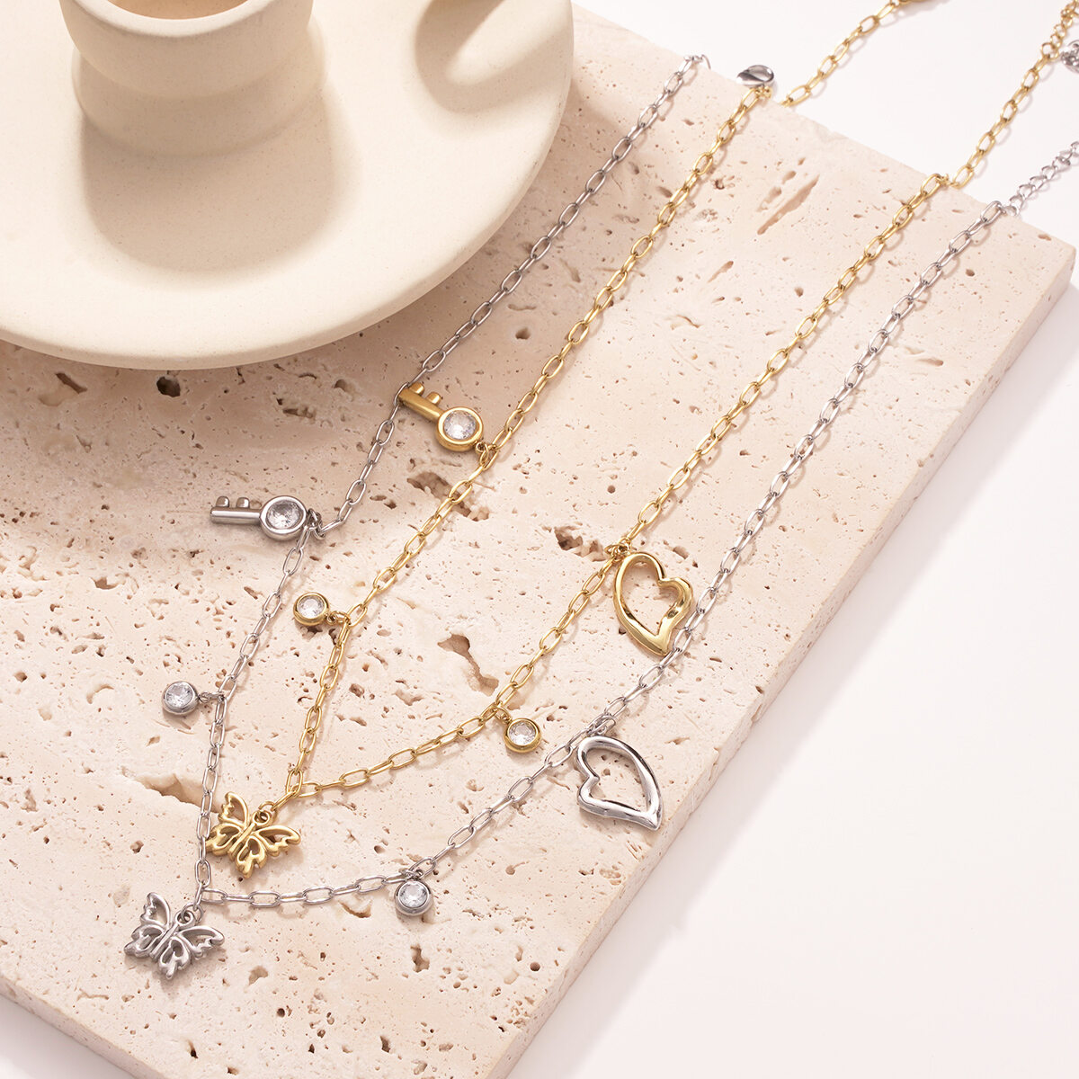 Colliers pendentifs pour femmes en acier inoxydable doré, brillant et étanche, orné d'un papillon Image5