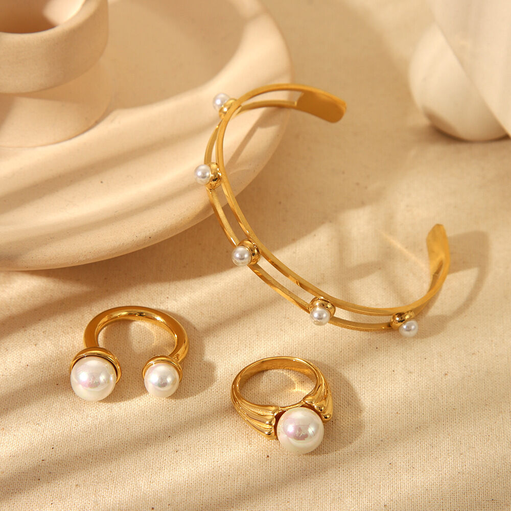 1 paio di anelli eleganti e geometrici della serie Romantic in acciaio inossidabile color oro impermeabile con perle artificiali. h5Immagine2
