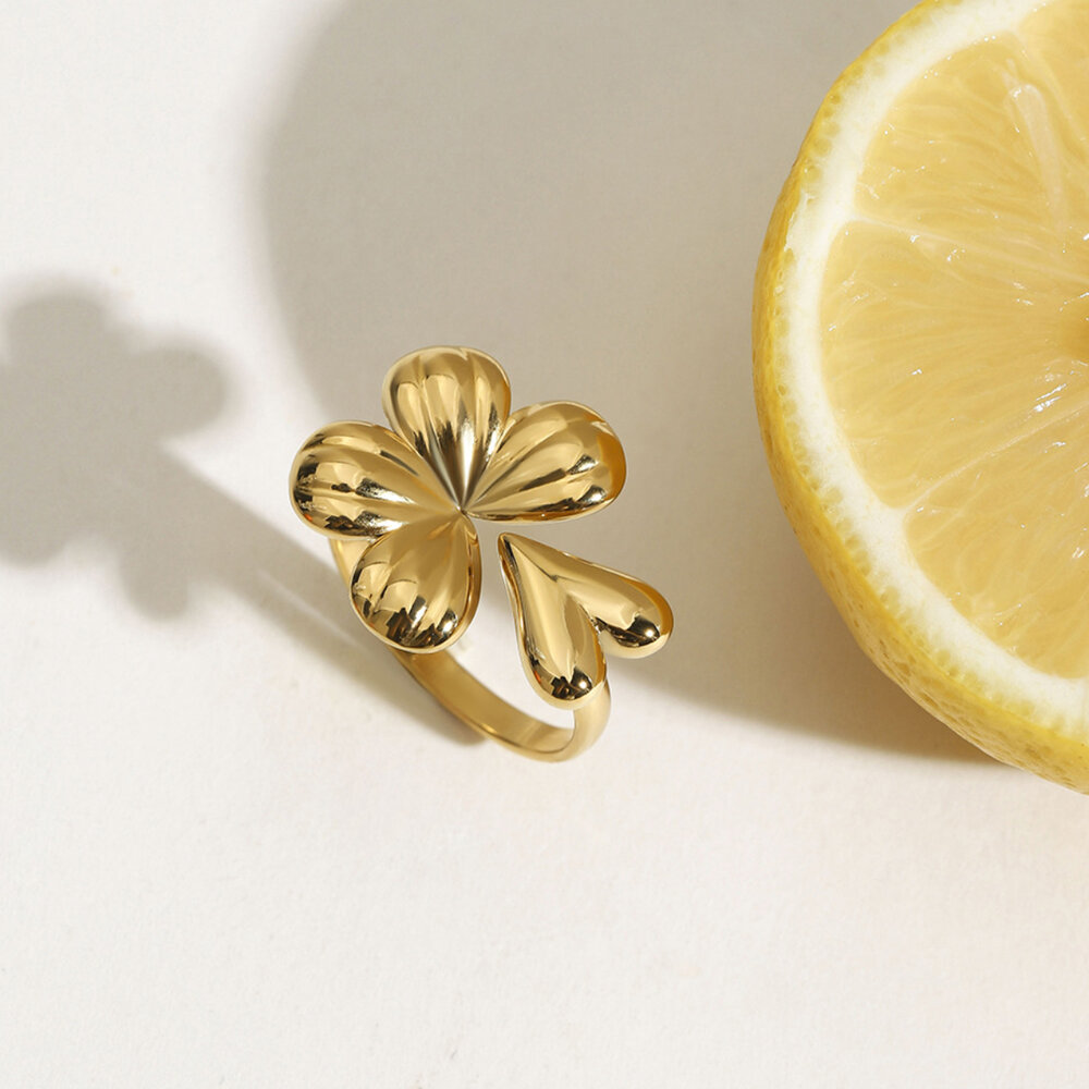 Retro statement ring met klavermotief, gemaakt van roestvrij staal, waterdicht en goudkleurig. h5Afbeelding3
