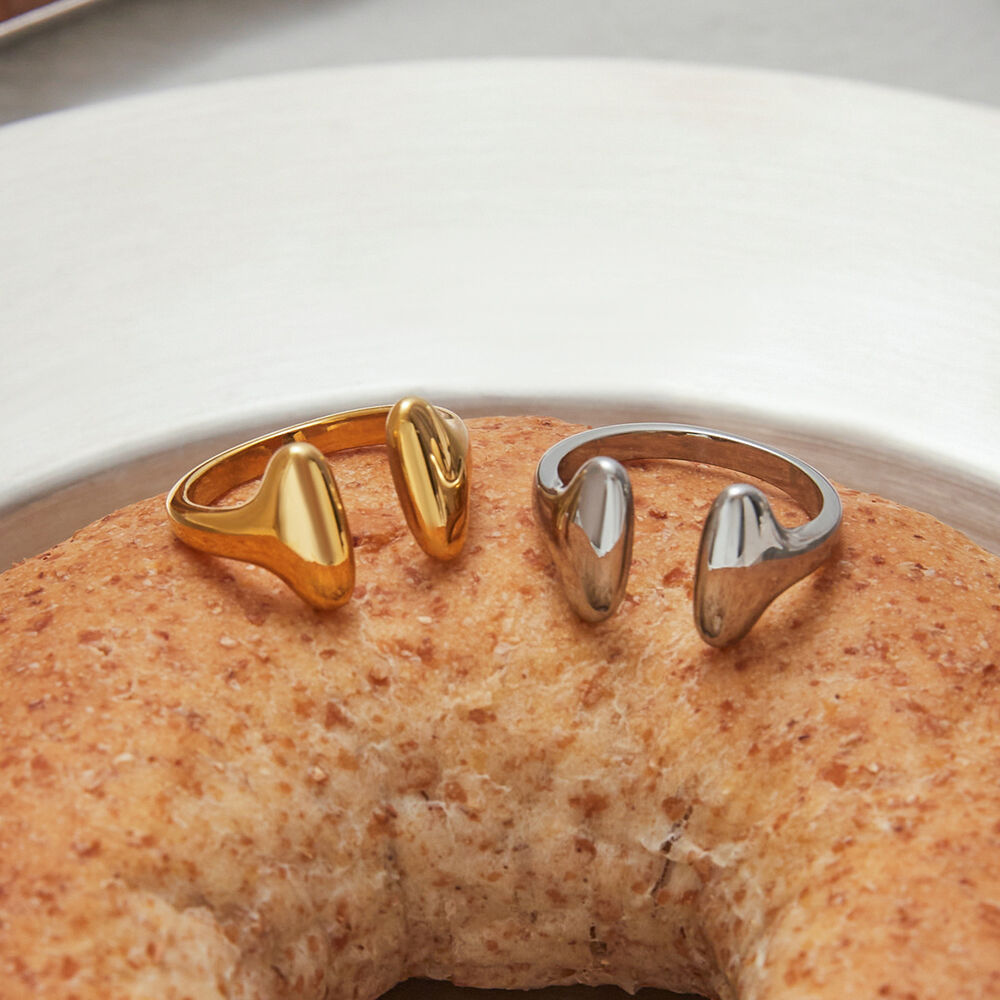 Minimalistische Ringe aus wasserdichtem Edelstahl in Goldfarbe Bild4
