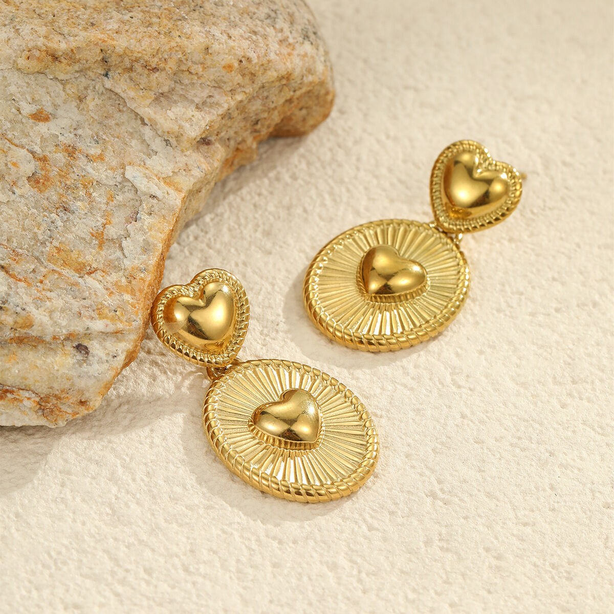 Boucles d'oreilles pendantes pour femme, collection romantique Daily Heart, en acier inoxydable étanche, couleur or (1 paire). Image3