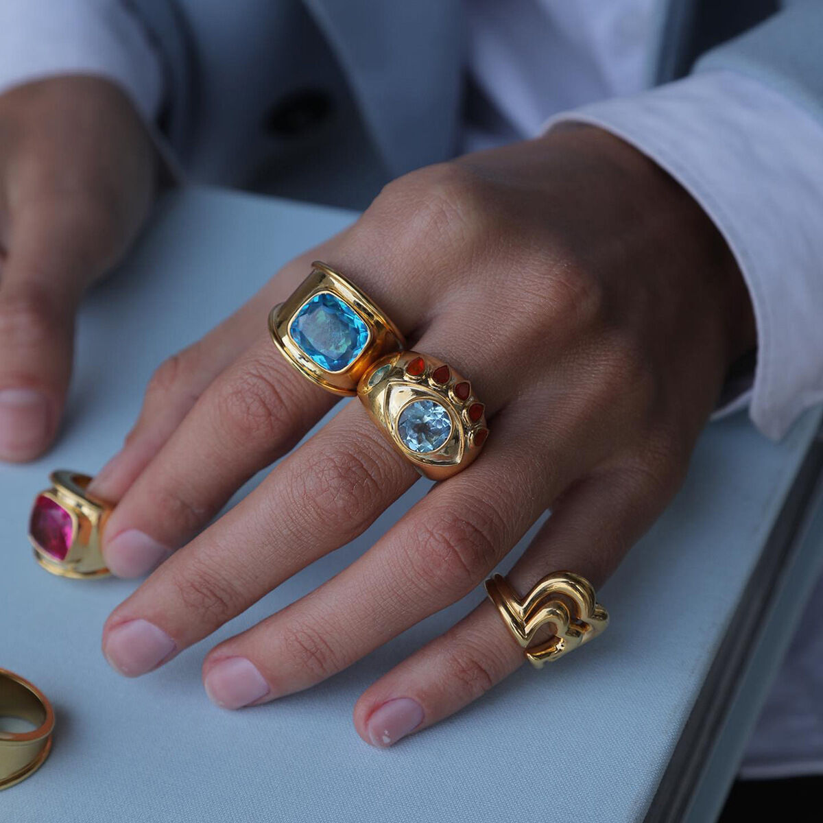 Retro-Ringe aus wasserdichtem Edelstahl in Goldfarbe mit Edelsteinen Bild4