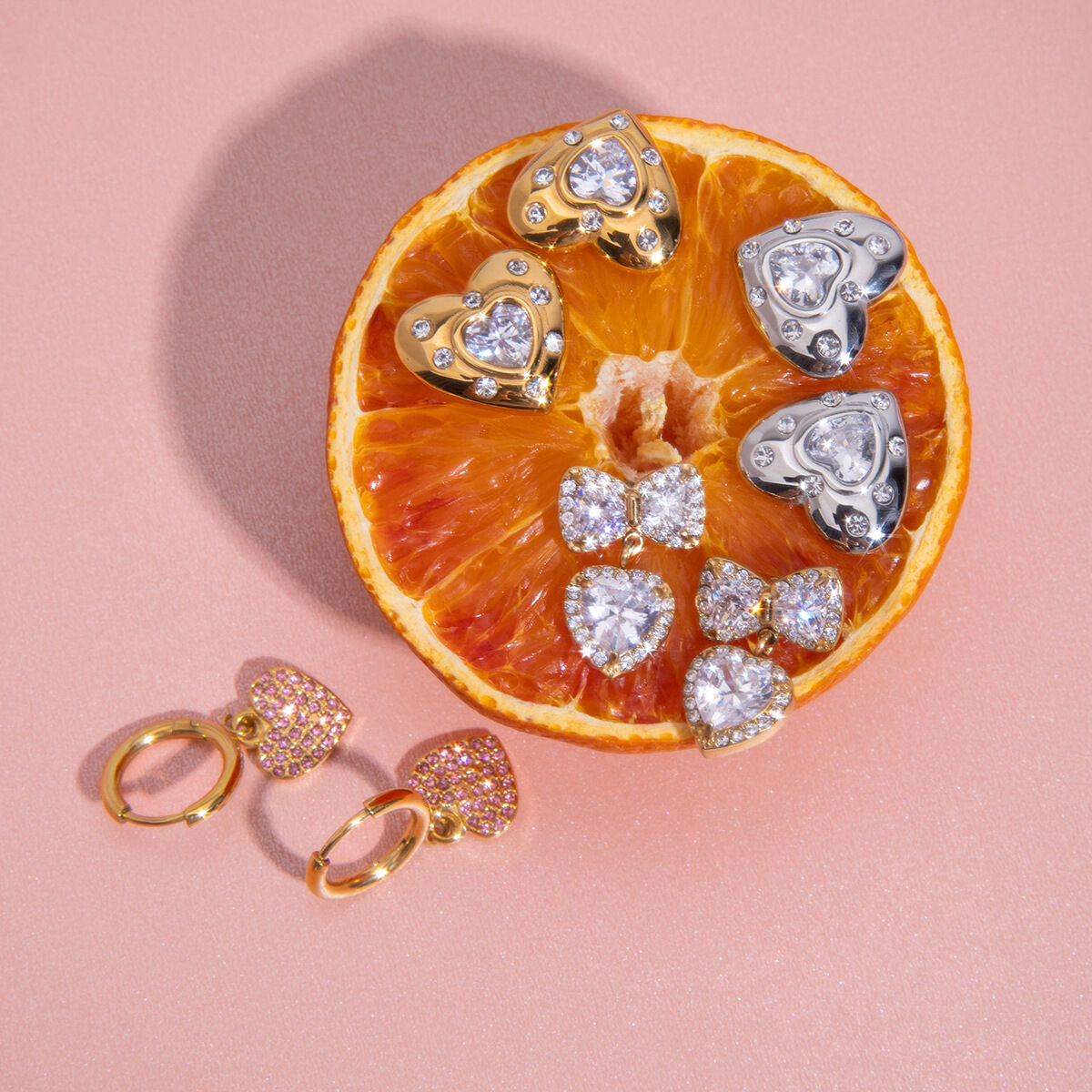 Pendientes colgantes de acero inoxidable con forma de corazón retro, color dorado, resistentes al agua