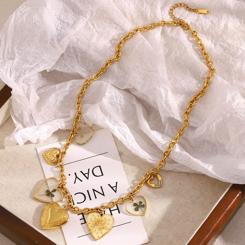 Retro Luxury Style Heart Shaped Stainless Steel Waterproof Women's Necklaces Picture5
