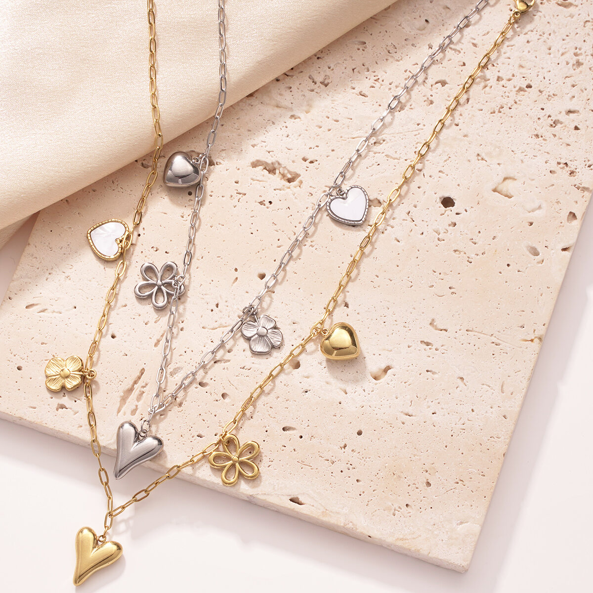 Collane con ciondolo da donna in acciaio inossidabile color oro impermeabile con cuore scintillante e fiore h5Immagine3