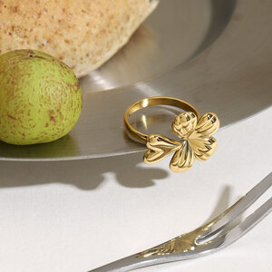 Retro statement ring met klavermotief, gemaakt van roestvrij staal, waterdicht en goudkleurig. h5 Afbeelding5