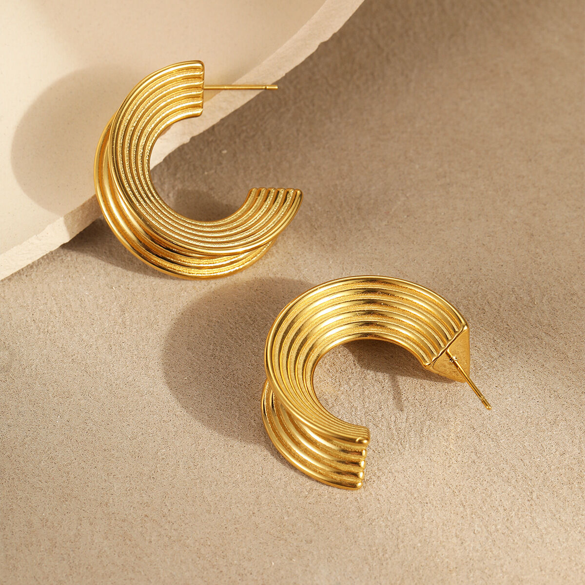 1 par de pendientes de aro de acero inoxidable resistentes al agua con diseño de tira diaria de serie simple para mujer Imagen5