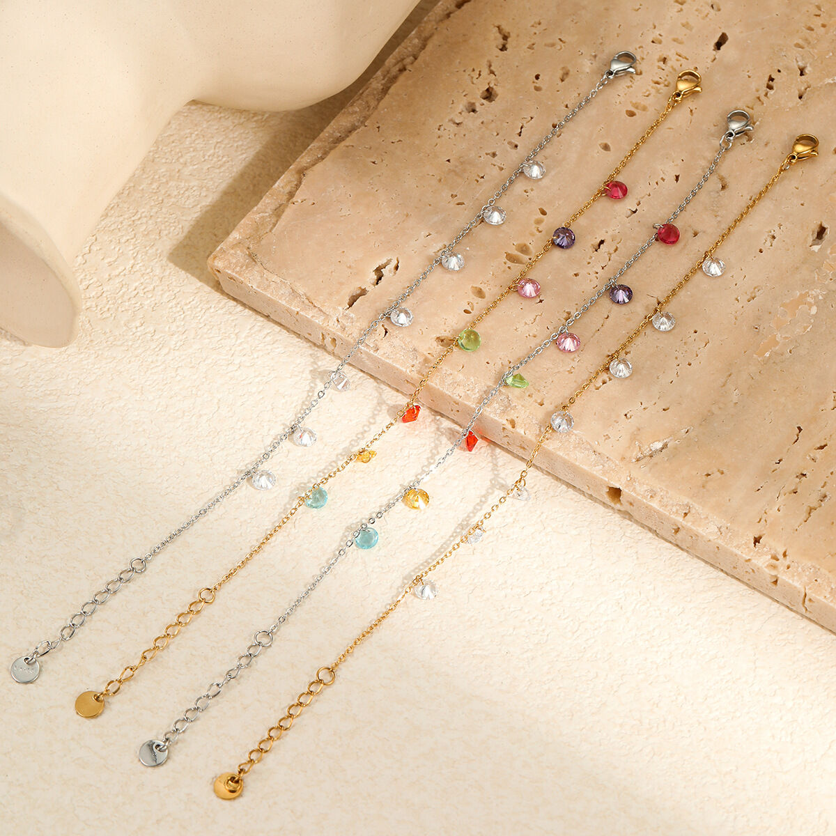 1 par de pulseras de cadena de acero inoxidable, resistentes al agua y color dorado, para mujer, de la serie simple y dulce. Imagen3