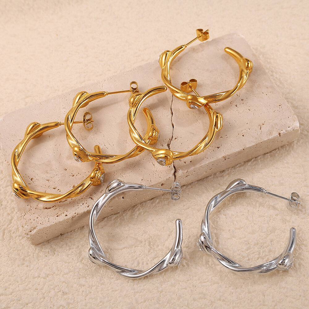 Orecchini a cerchio in acciaio inossidabile color oro impermeabili a forma di cuore Immagine2