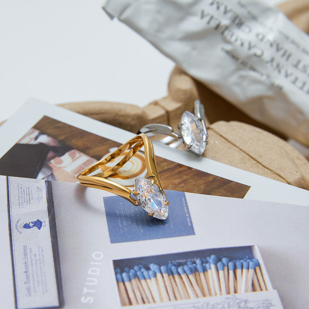 Schlichte, wasserdichte Edelstahlringe in Goldfarbe mit Edelsteinen 2