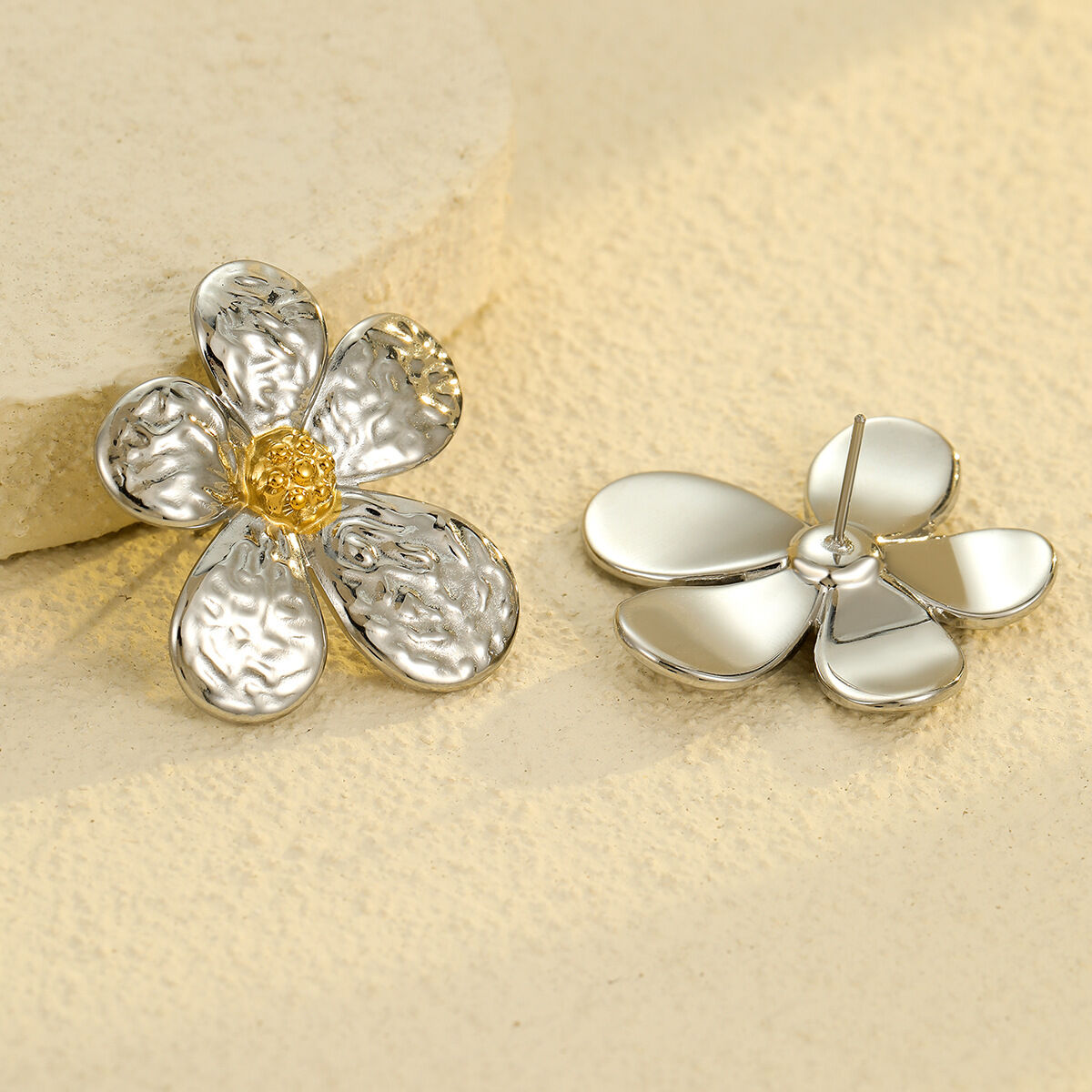 1 par de pendientes románticos de acero inoxidable con diseño de flores dulces, resistentes al agua y color dorado para mujer. h5Imagen3