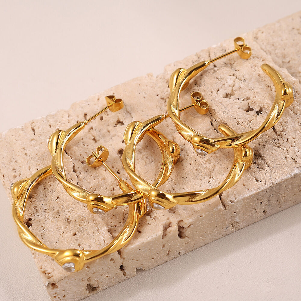 Orecchini a cerchio in acciaio inossidabile color oro impermeabili a forma di cuore h5 Immagine3