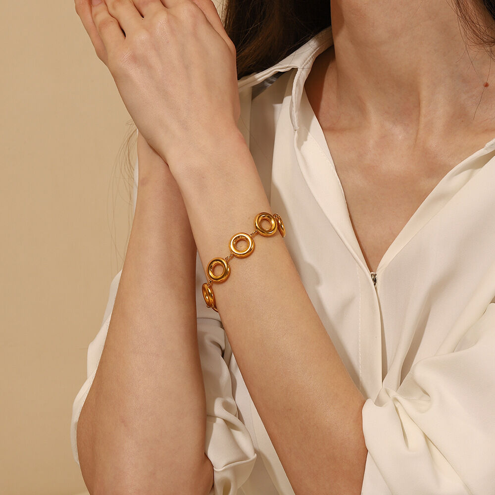 Retro und elegant: Wasserdichte Damenarmbänder aus goldfarbenem Edelstahl 2