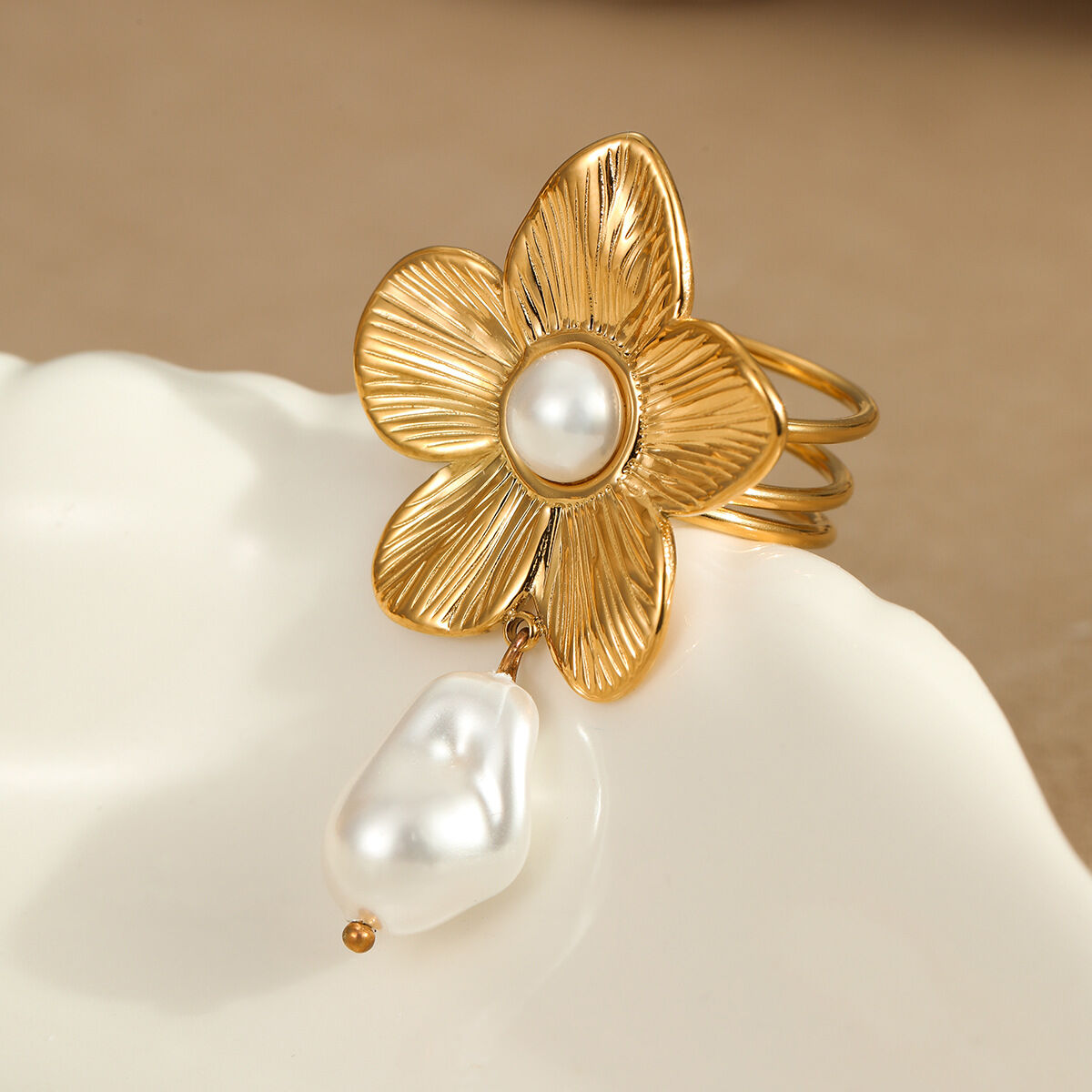 1 par de anillos dorados de acero inoxidable resistentes al agua con diseño de flores de lujo para uso diario. Imagen4