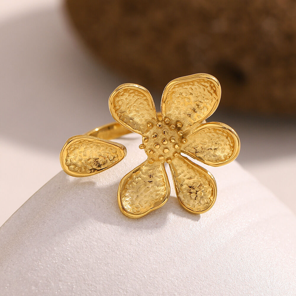 Luxuriöse, blumenförmige, wasserdichte Damenringe aus goldfarbenem Edelstahl h5Bild3