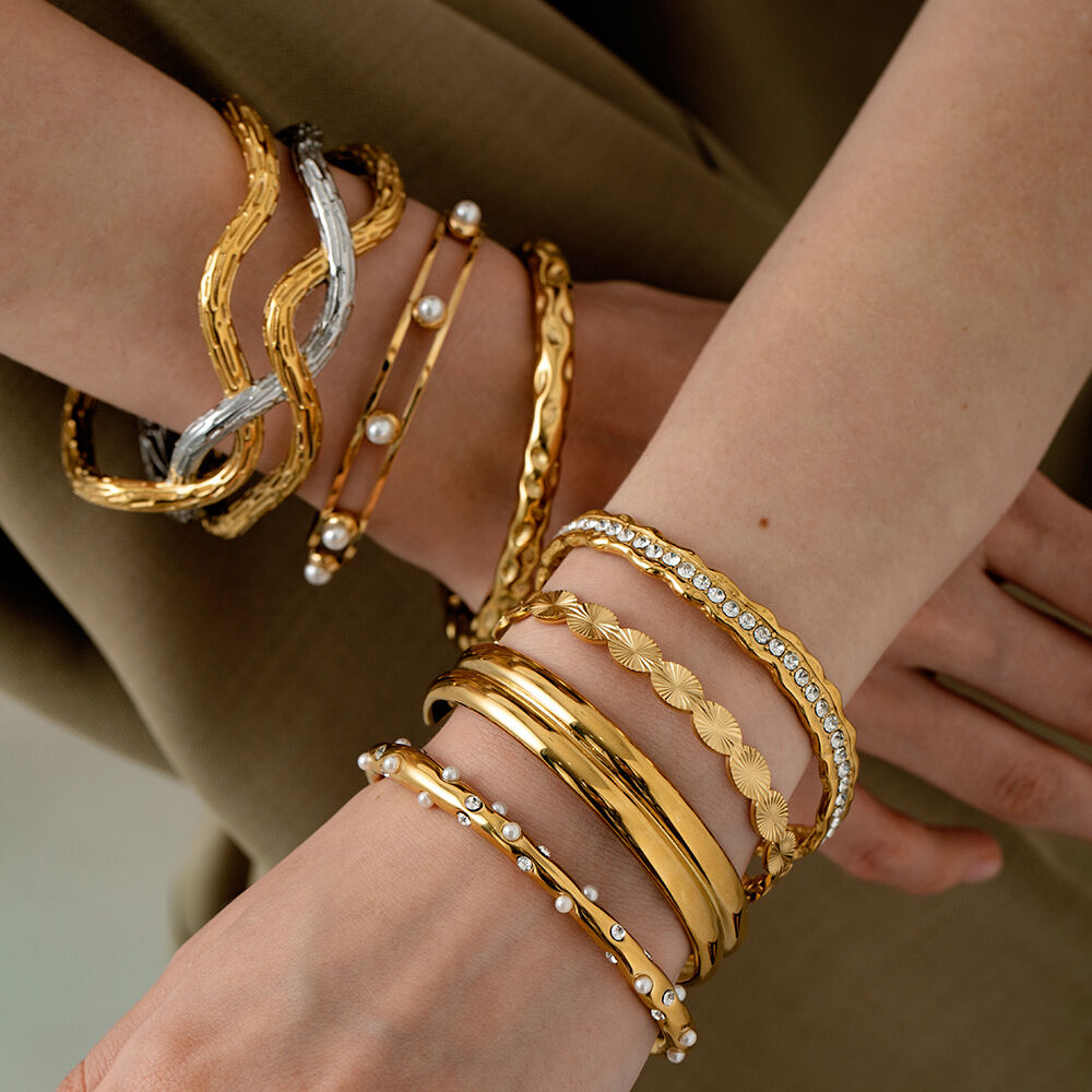 Bracciale da donna impermeabile in acciaio inossidabile color oro, leggero e alla moda, di lusso 2